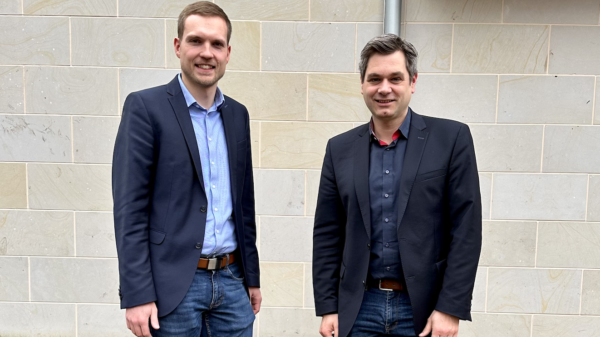 Sven Wolter und René Kopka vor dem Dasseler Rathaus
