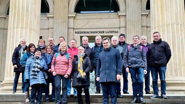 Foto der Besuchergruppe vor dem Landtagsgebäude